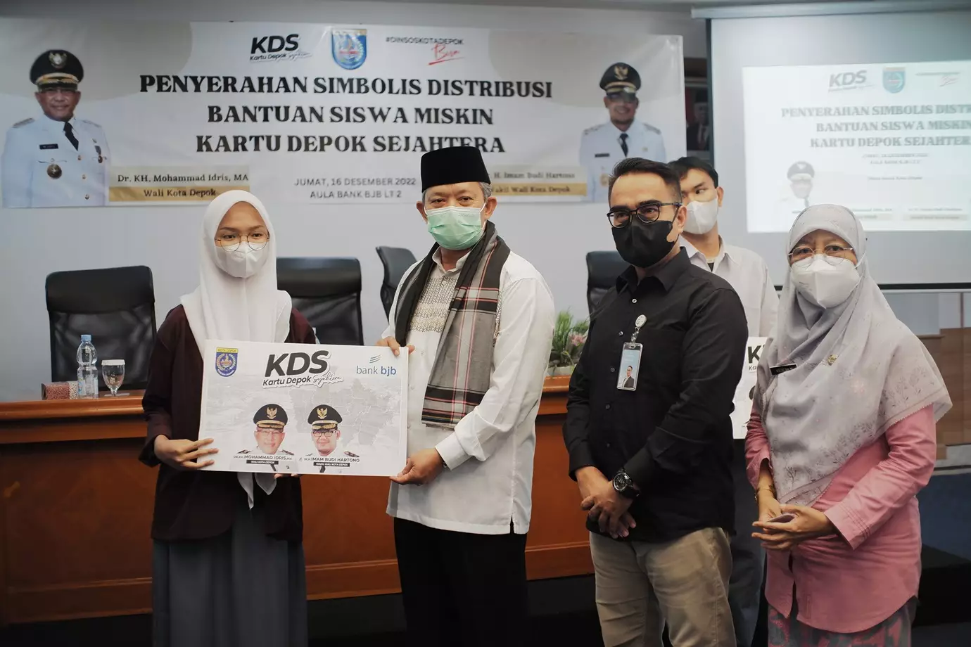 Pemkot Depok Serahkan KDS Pendidikan kepada Siswa SMA/sederajat