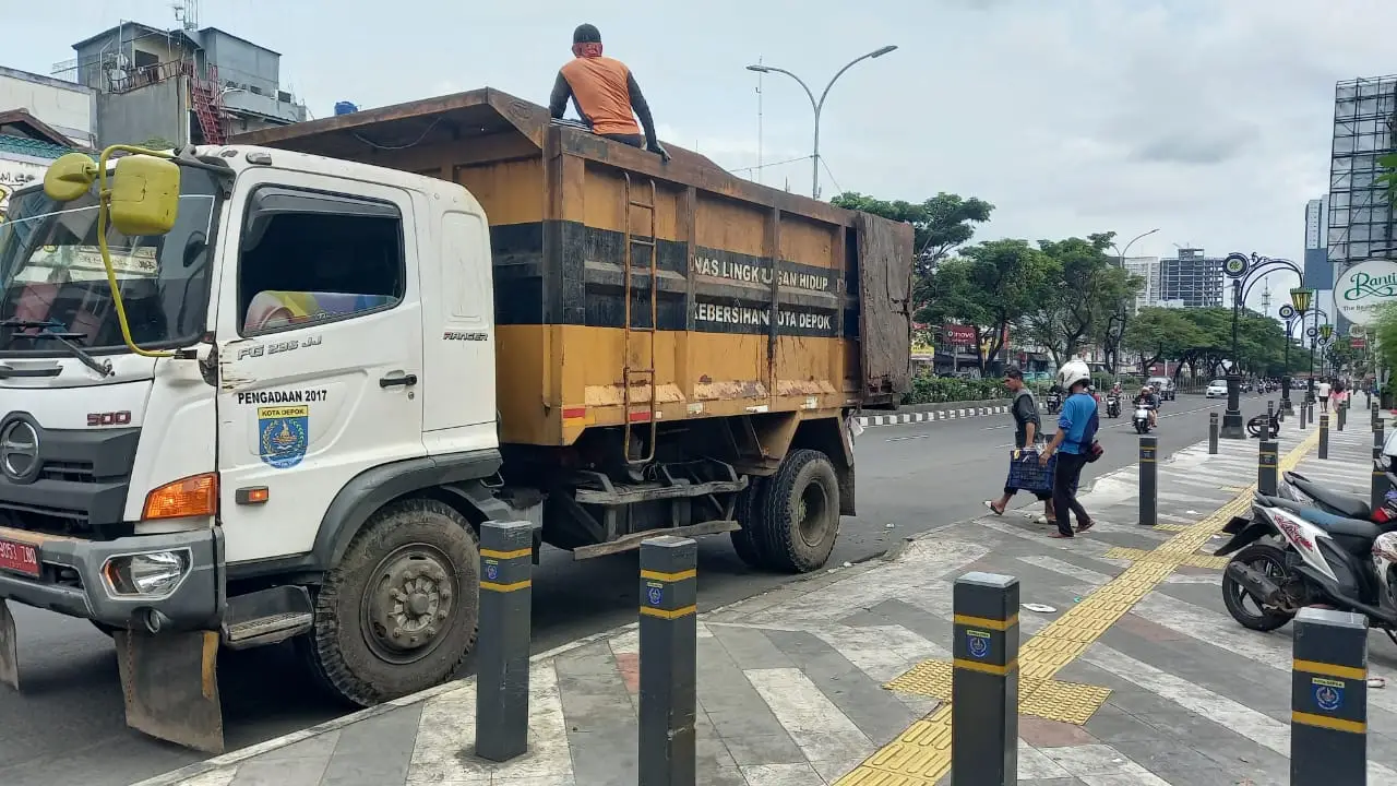 DLHK Depok Pastikan Pengangkutan Sampah Tetap Berjalan Normal Selama Libur Nataru