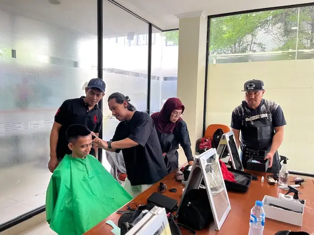 Asah Skill, Alumni Pelatihan Barber Disnaker Depok Ramaikan Gebyar Cukur Rambut Gratis
