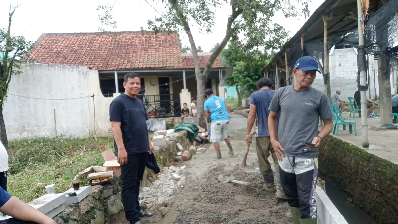 Warga RW 03 Boponter Cor Jalan Setapak dengan Swadaya