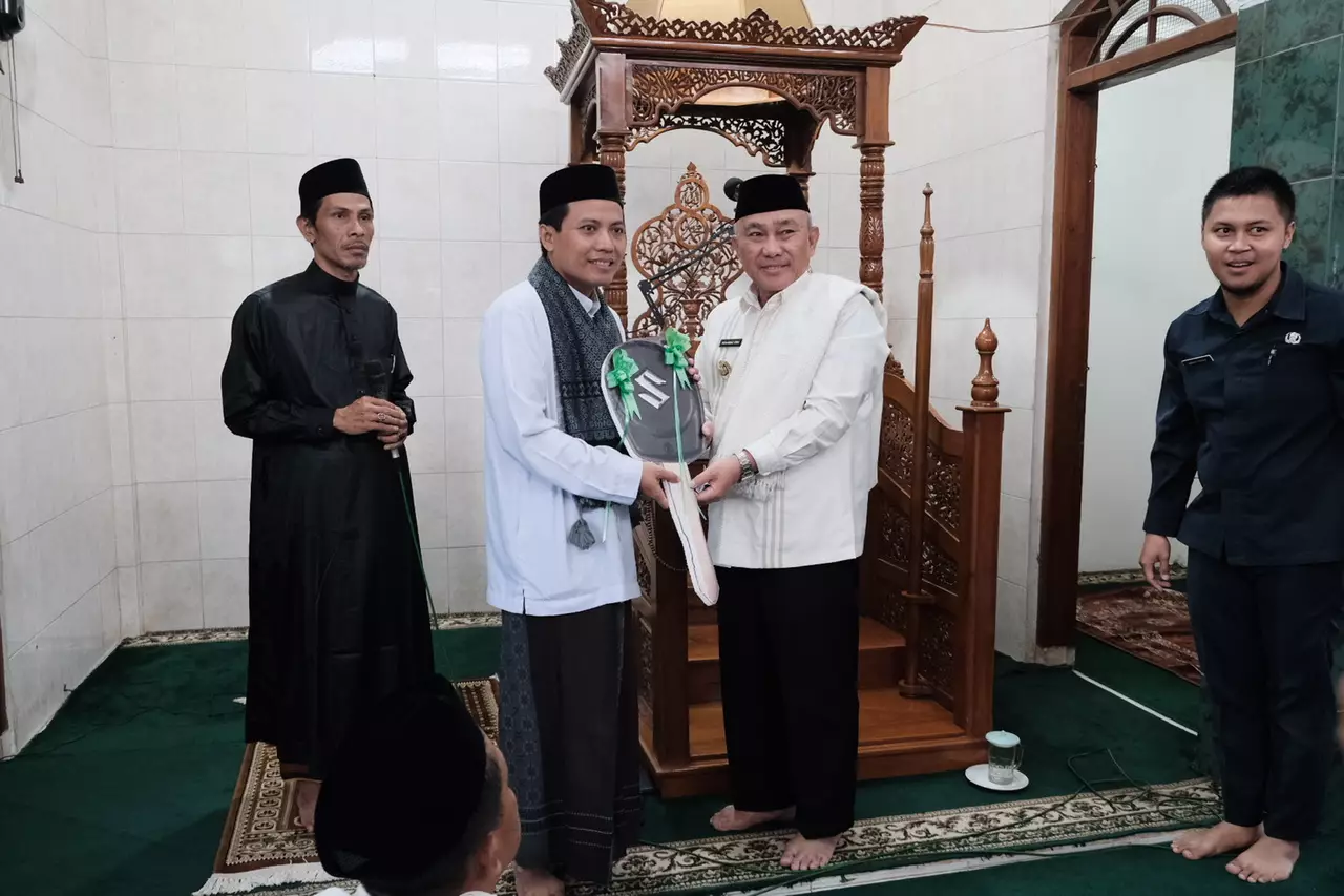 Wali Kota Serahkan Hibah Ambulance Ke Yayasan Cahaya Baiturrahim Cipayung