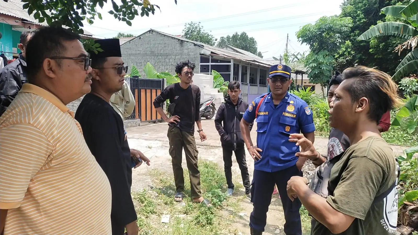 Lurah dan Damkar Tangani Gangguan Monyet Liar di Pondok Petir
