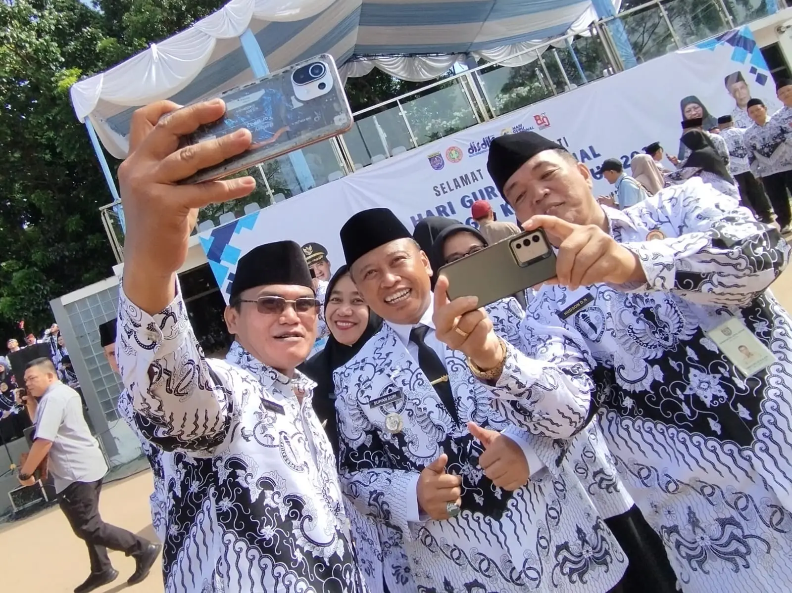 Penuh Keakraban, Sejumlah Guru Ajak Wali Kota Depok Berswafoto di Momen HUT ke-80 PGRI  dan HGN