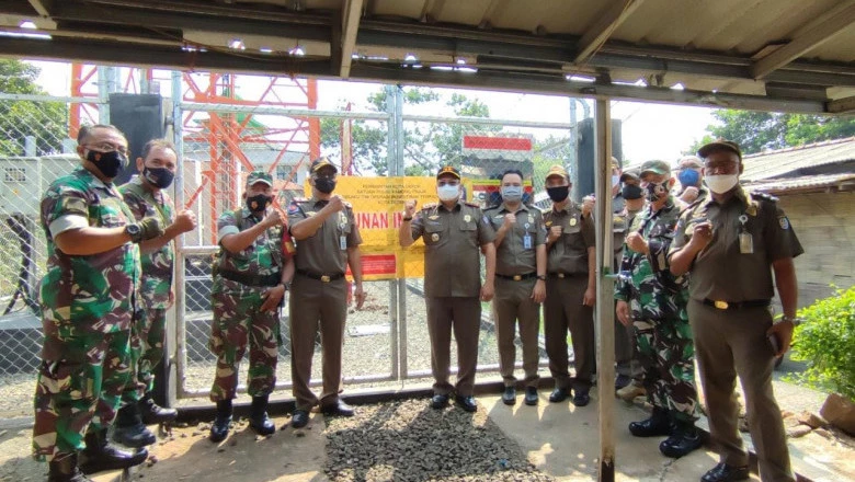 Tanpa IMB, Satpol PP Segel Bangunan Tower di Mampang