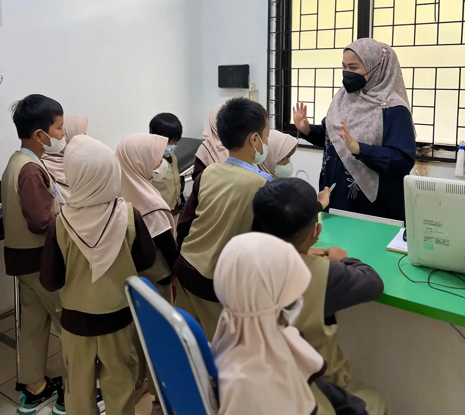 Kunjungi Puskesmas Beji, Siswa TK Darul Abidin Belajar Profesi Dunia Kesehatan