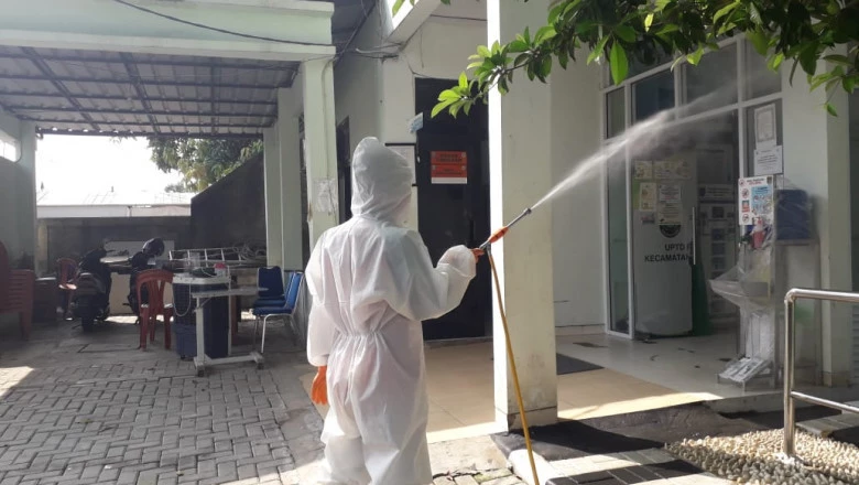 Disemprot Desinfektan, Puskesmas Pancoran Mas Ditutup Sementara