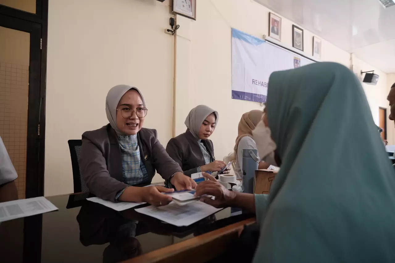 Pemkot Depok Bersama Bank BJB Serahkan Buku Rekening ke Penerima Bansos KDS RTLH