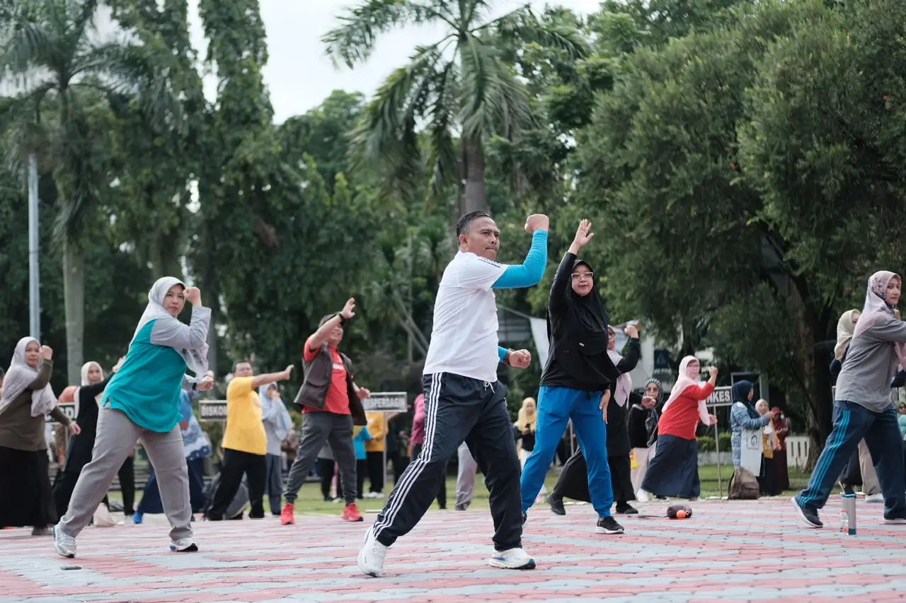 Dukung Gemas Bro, Puluhan ASN Pemkot Depok Ikuti Senam di Balai Kota