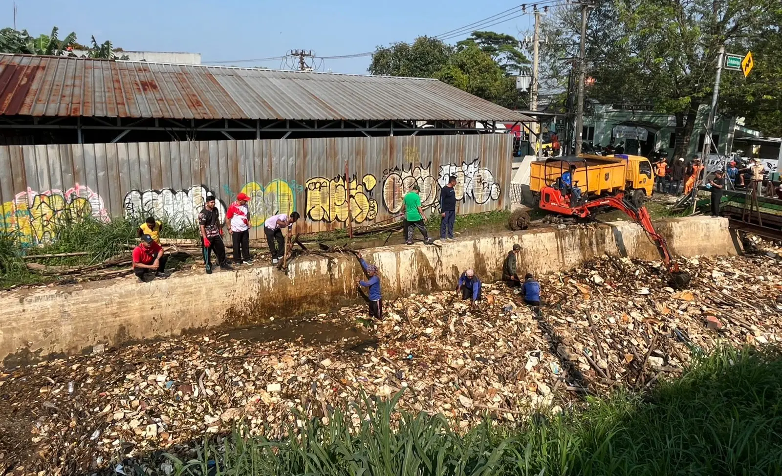 Tiga Pilar Kecamatan Sawangan Bebersih Kali Pesanggrahan