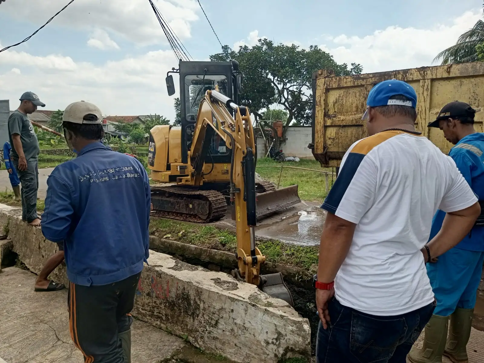 Kelurahan Dumek dan Warga Gotong Royong Keruk Kali Parung Poncol