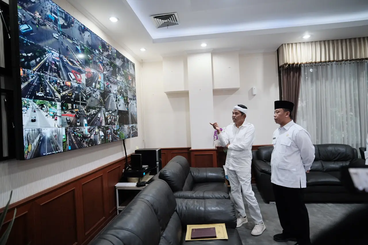 Kunjungi Depok, KDM Pantau CCTV Lalu Lintas di Ruang Kerja Wali Kota