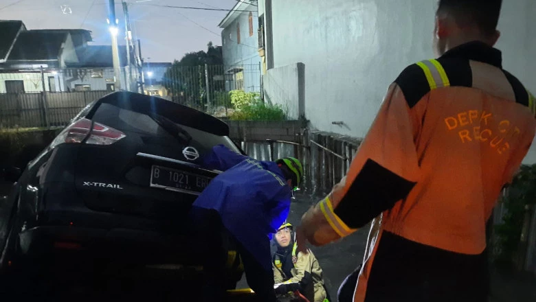 Mobil Tercebur Sungai di Cimanggis Berhasil Dievakuasi Damkar Depok