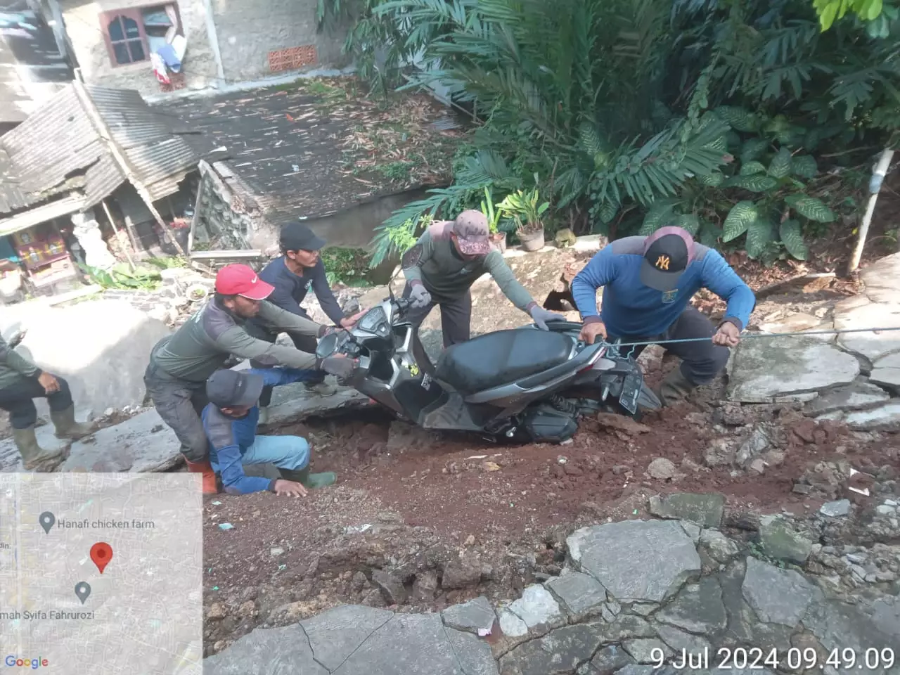 Longsor Cipayung, DPUPR Bantu Warga Evakuasi Barang Berharga