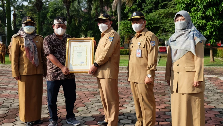 Wali Kota Serahkan Penghargaan Terbaik 1 Lomba Kampung KB dan Juara 3 Lomba PHBS Provinsi Jawa Barat