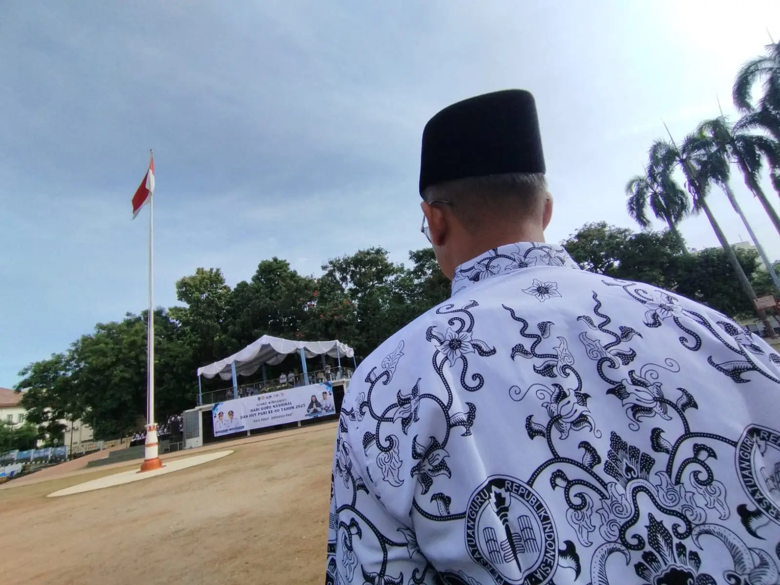 Upacara Peringatan Hari Guru Nasional dan HUT ke-80 PGRI Tingkat Kota Depok Berlangsung Khidmat