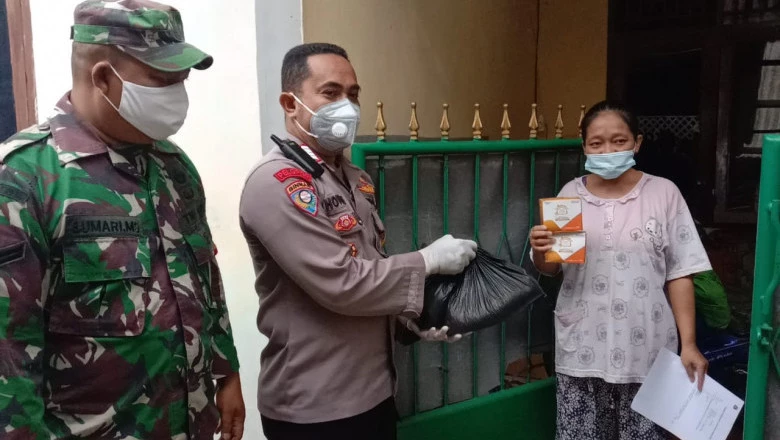 Warga Isoman di Mampang Terima Bantuan Obat-obatan dan Sembako