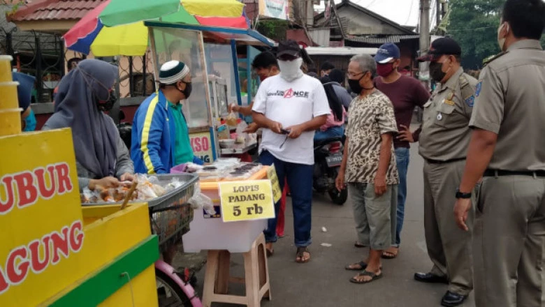 Satpol PP Ingatkan Penjual Takjil Terapkan Physical Distancing