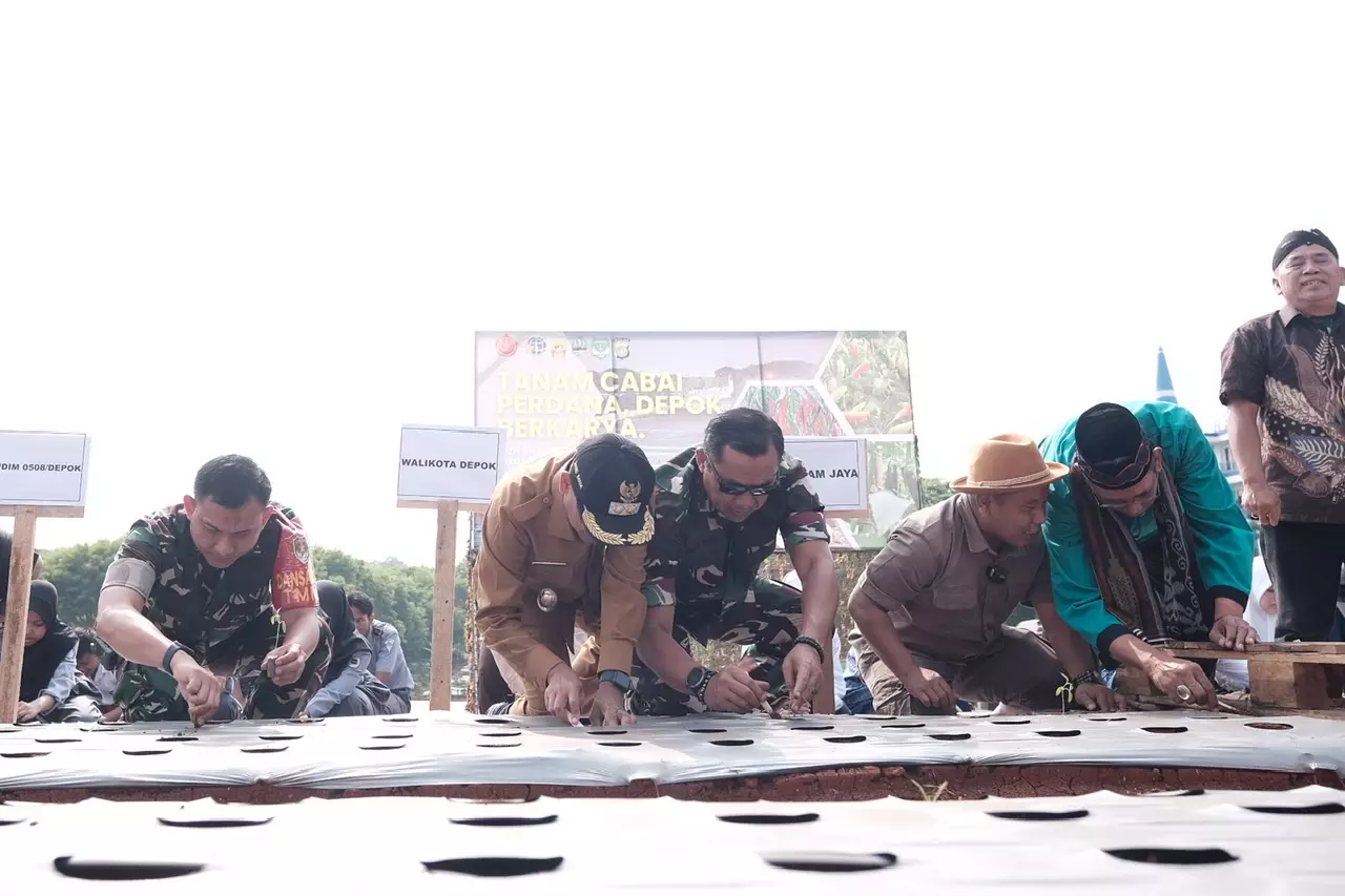 Pangdam Jaya dan Wakil Wali Kota Depok Tanam Cabai di Lahan Urban Farming