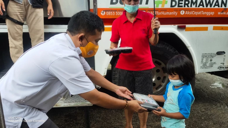 Komunitas ACT dan MRI Depok Bagikan Makanan Gratis ke Warga Prasejahtera