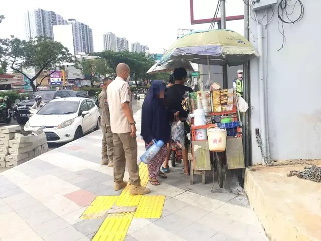 Satpol PP Depok Rutin Lakukan Pembinaan dan Pengawasan Trotoar di Jalan Margonda
