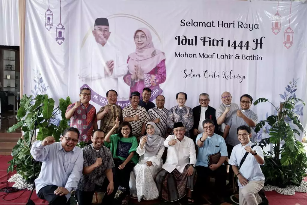 Gelar Open House Idulfitri, Kiai Idris Sambut Hangat Kedatangan Para Pastor Paroki di Depok