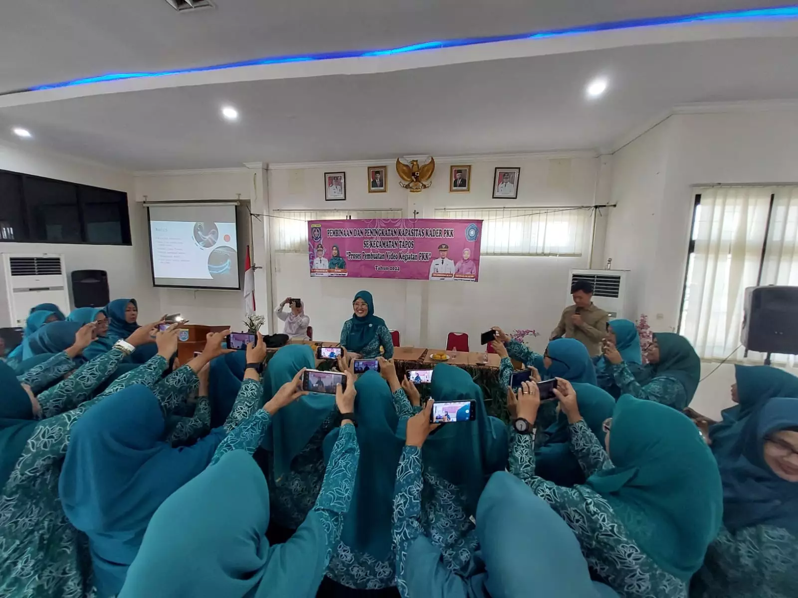 Puluhan Kader PKK Kecamatan Tapos Dilatih Produksi Konten Video