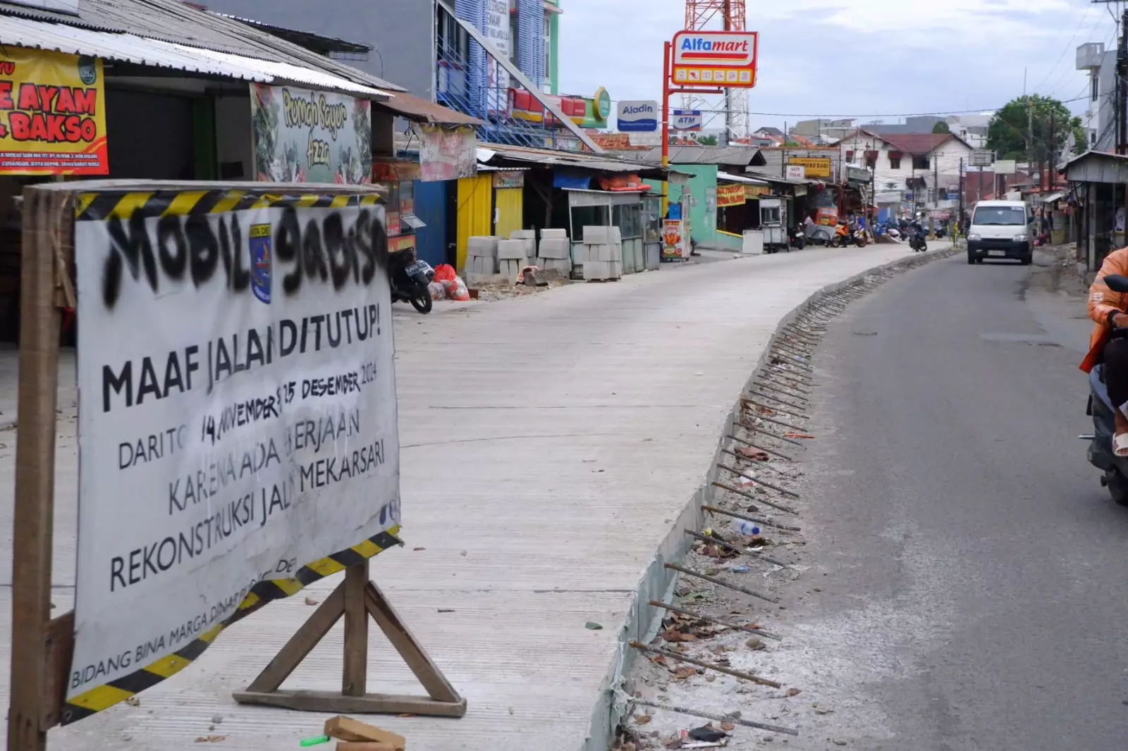Ada Pekerjaan Rekonstruksi Jalan Mekarsari, Lalin Dialihkan