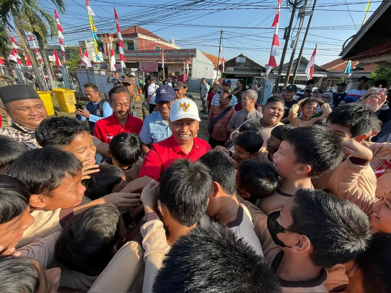 Saat Puluhan Pelajar Berebut Ingin Bersalaman dengan Wali Kota Depok di Eks Gedung RS Harapan