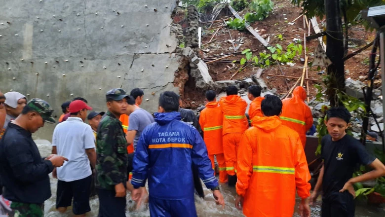 Tagana Bantu Angkat Material Longsor di Perumahan Tirta Mandala
