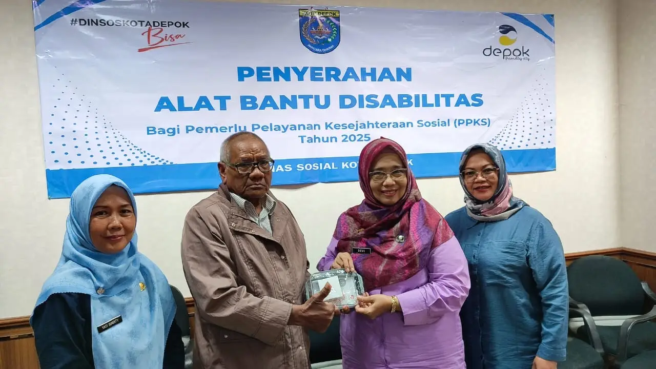 Dinsos Depok Serahkan Puluhan Alat Bantu Dengar untuk Penyandang Disabilitas Rungu