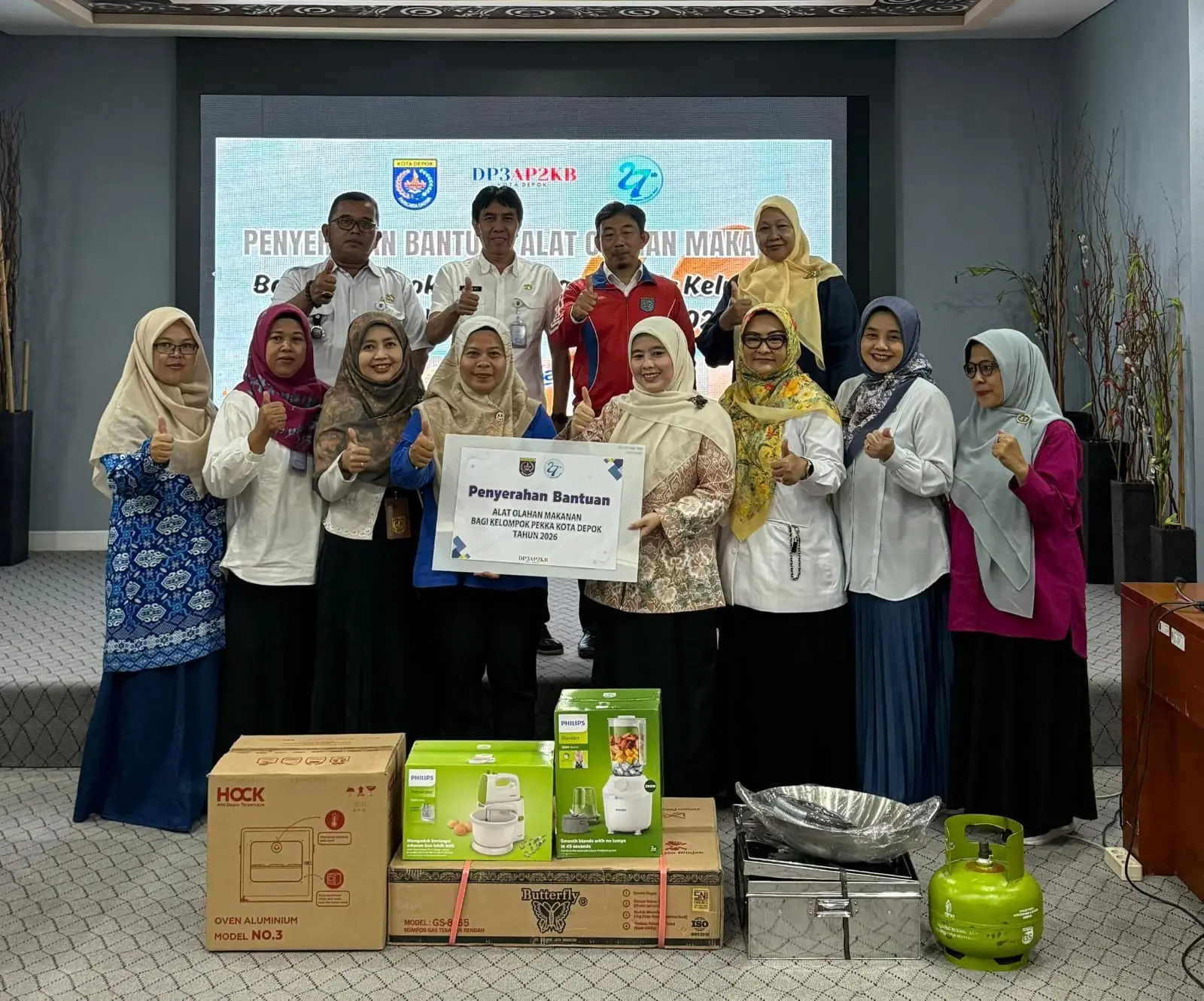 Cing Ikah Apresiasi DP3AP2KB Depok Salurkan Bantuan Alat Masak untuk Perempuan Mandiri