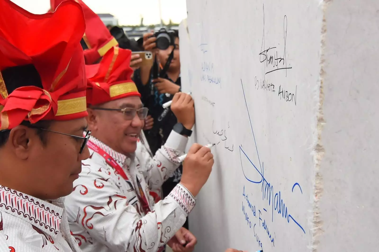 Wali Kota Depok bersama Para Peserta Rakernas APEKSI Tandatangani Prasasti Seberat 48 Ton
