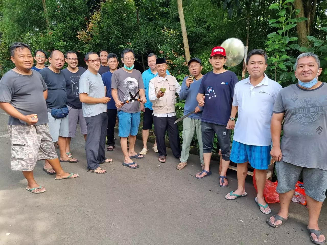 Warga RW 5 Kelurahan Depok Guyub Rukun Kerja Bakti Bersihkan Lingkungan