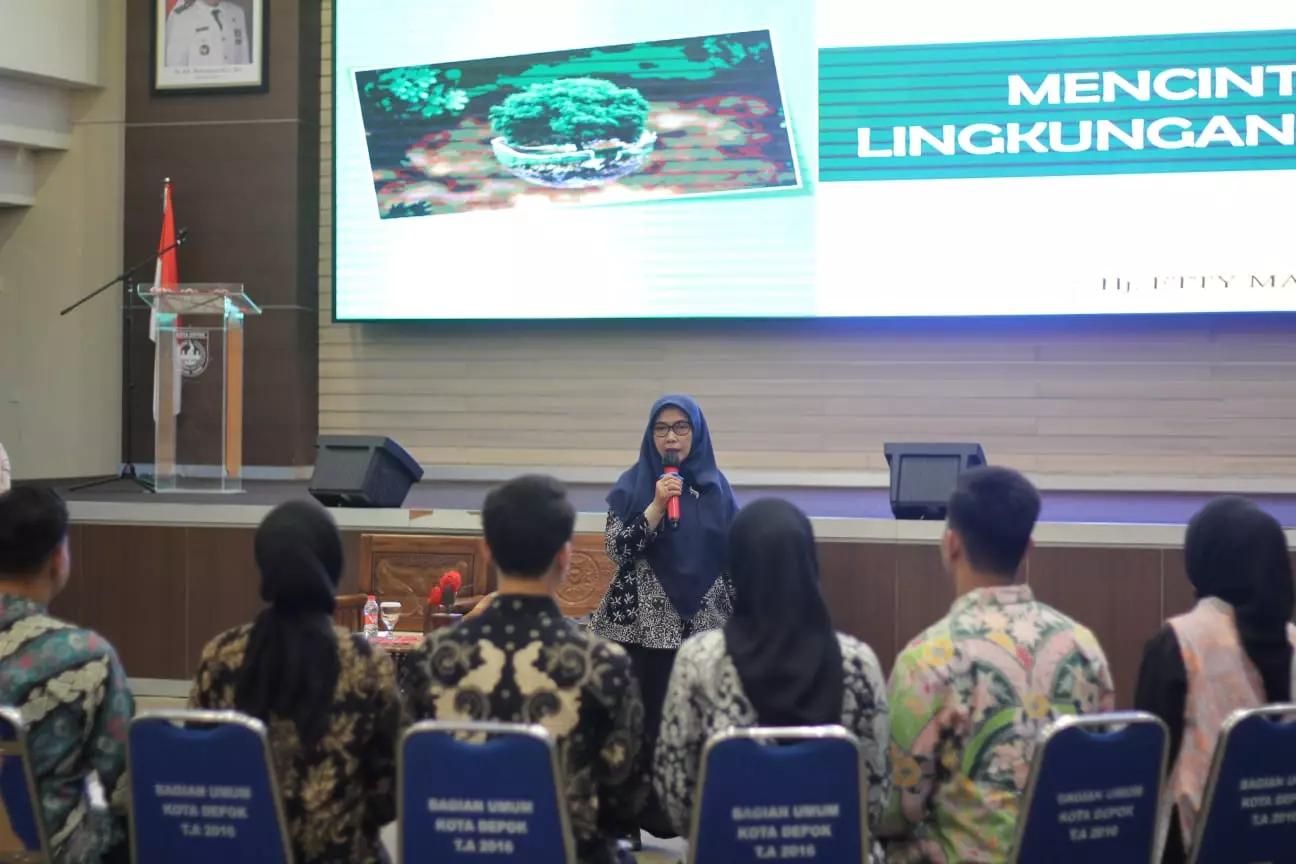 Umi Etty Sampaikan Materi Mencintai Lingkungan Hidup saat Pembekalan Abang Mpok Depok