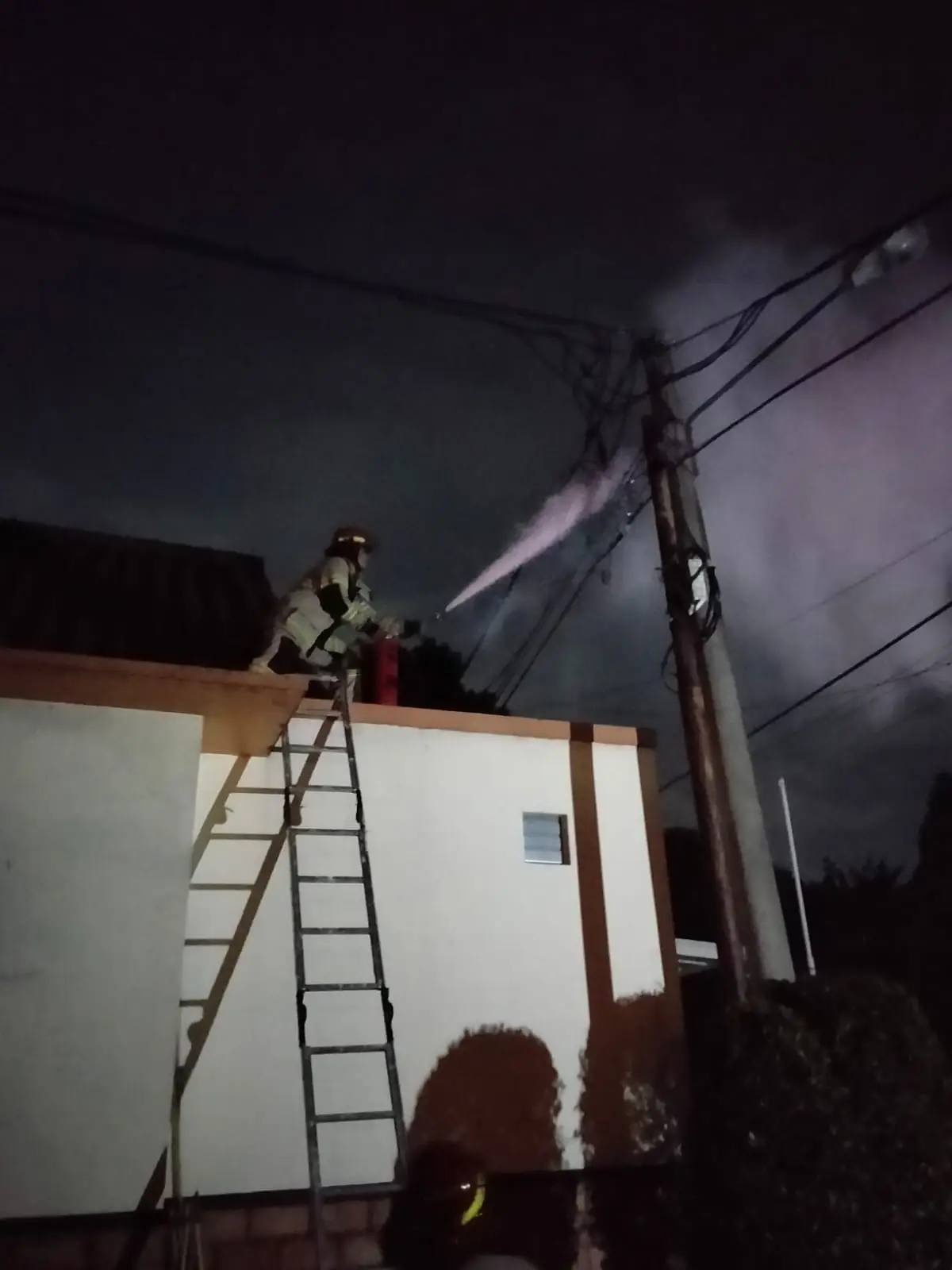 5 Menit, Damkar Depok Tuntaskan Kebakaran Tiang Listrik