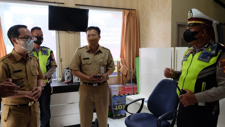Kadiskominfo Depok Pantau Pemasangan Wifi di Pospol Simpang Juanda