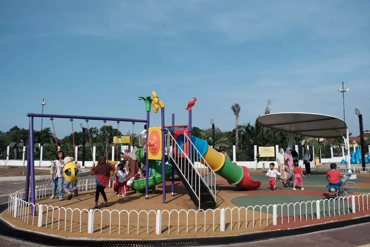Area Bermain di Taman Albar Ramai Dikunjungi Anak-anak