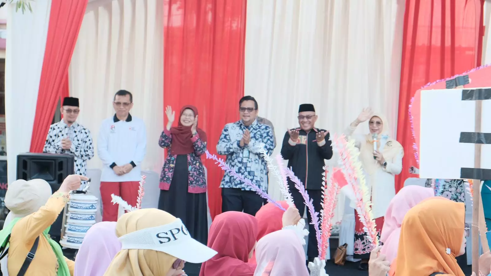 Dari Alun-alun Depok, Bunda Elly Sapa Peserta Karnaval HKG PKK-Harganas 2024