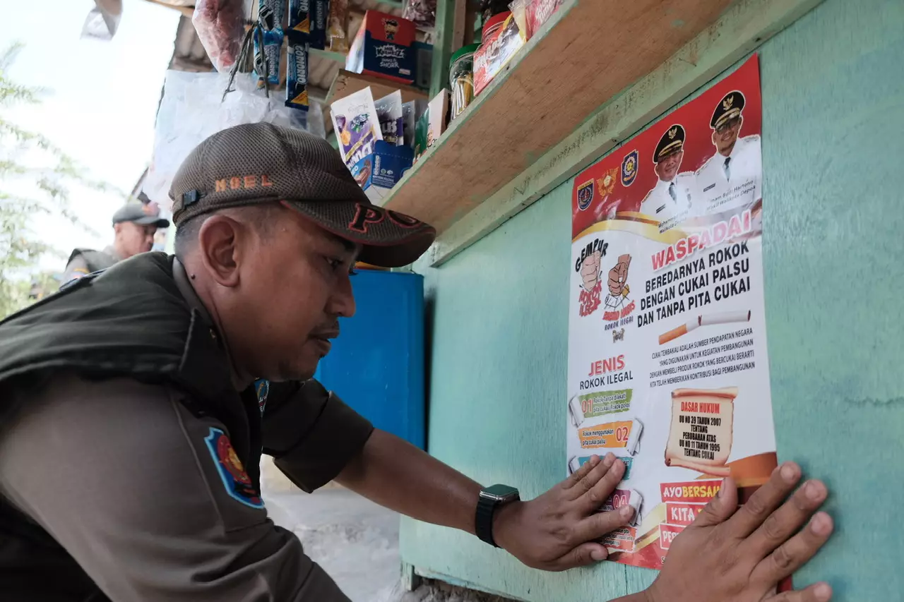 Satpol PP Pasang Stiker Sosialisasi Rokok Ilegal ke Sejumlah Kios di Sukamaju