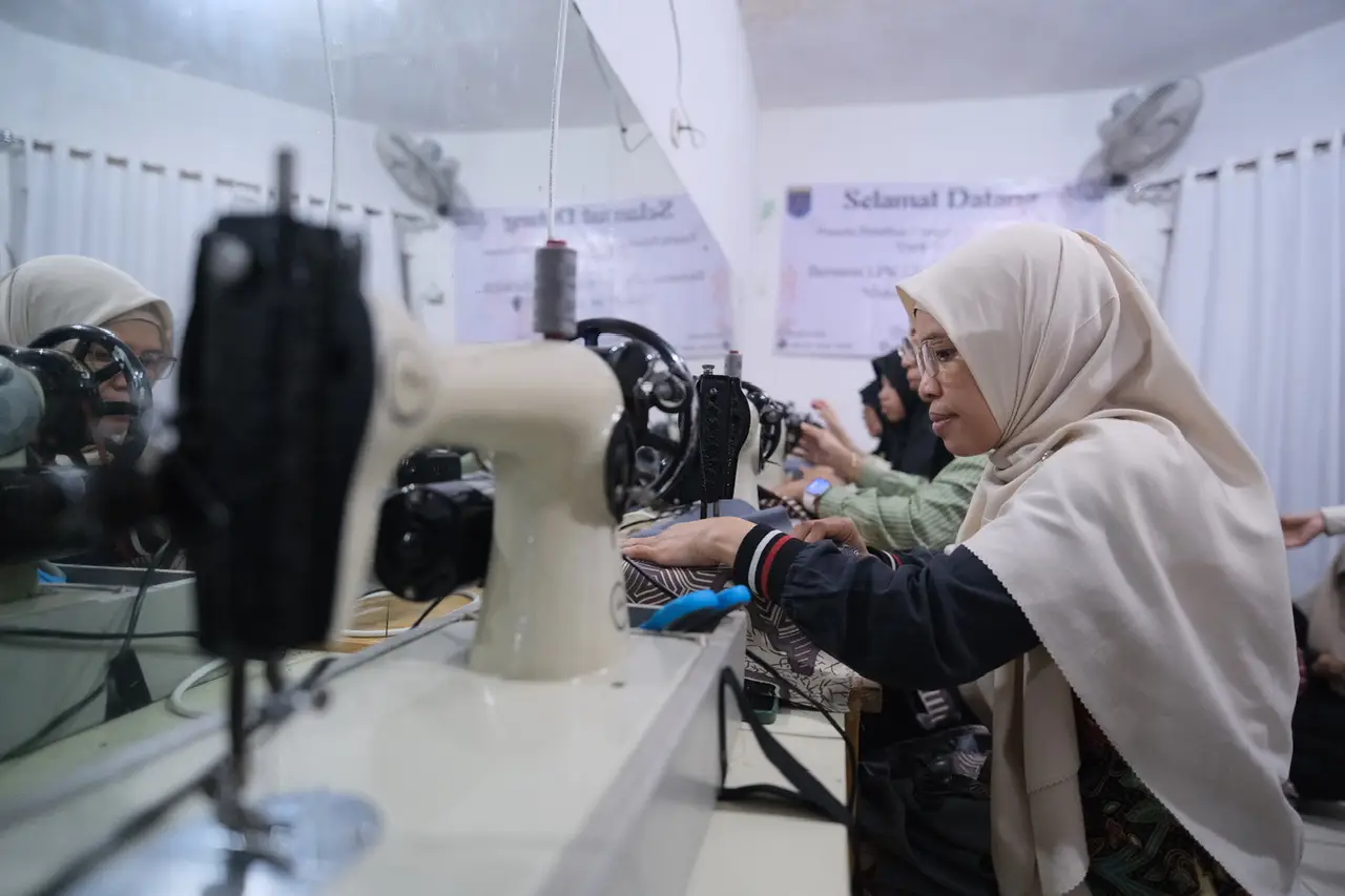 Ikuti Pelatihan Menjahit, Puluhan Peserta Praktik Membuat Blouse dan Outer