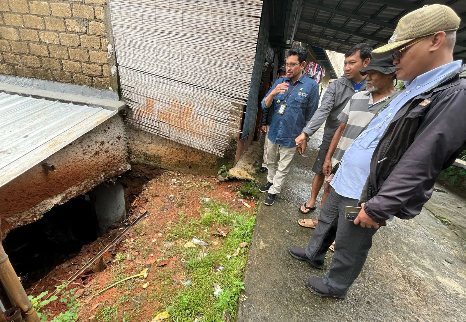 Camat dan Lurah Panmas Tinjau Rumah Ambruk Akibat Longsor