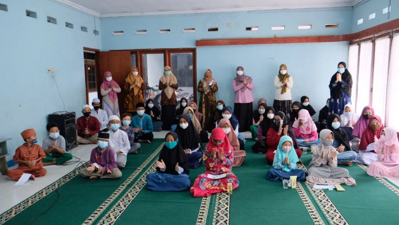 Bunda Elly bersama PKK Kecamatan Beji Santuni Anak Yatim di Yayasan Darul Aitam Al Asyari