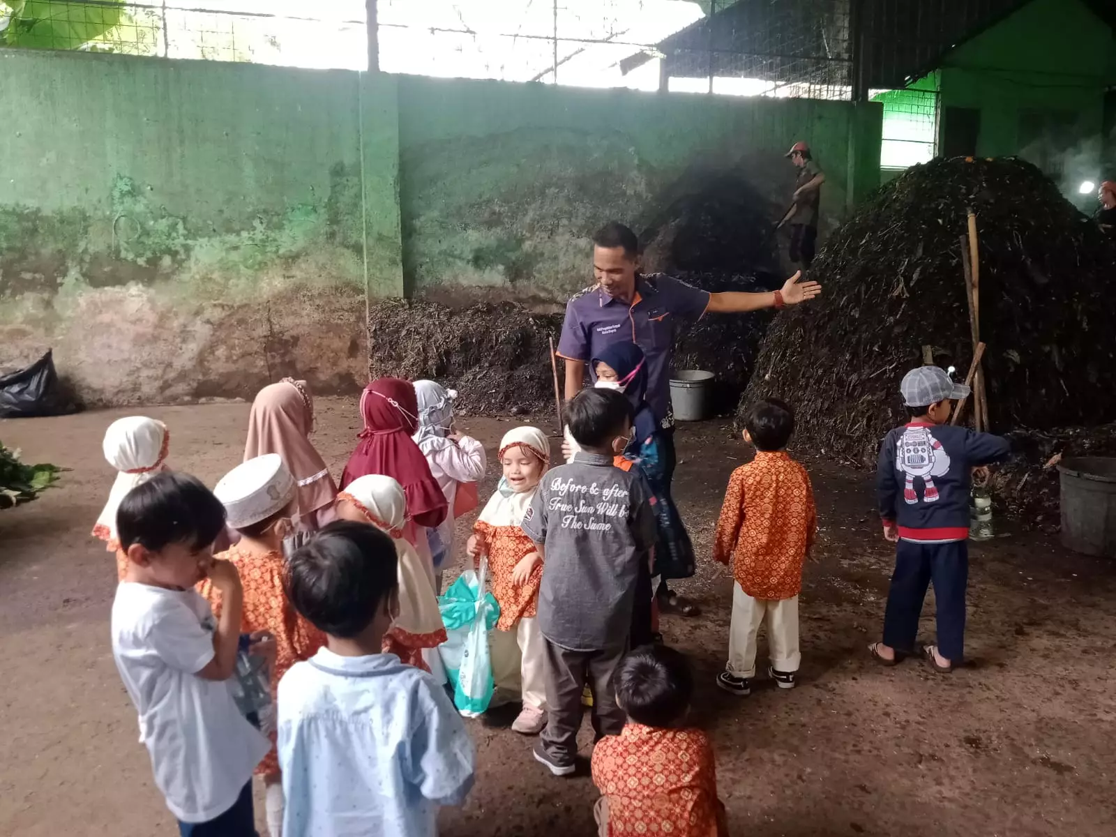 UPS Permata Regency Edukasi Murid TK Cara Pengolahan Sampah