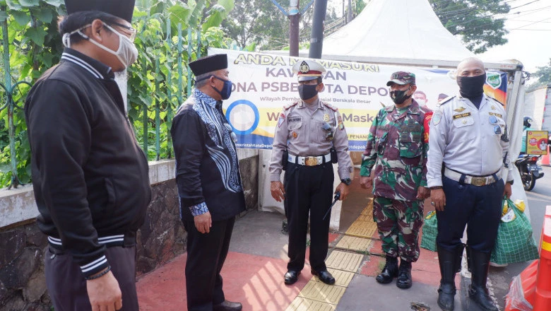 Wali Kota Depok Kunjungi Check Point PSBB Perbatasan Depok - Cibubur