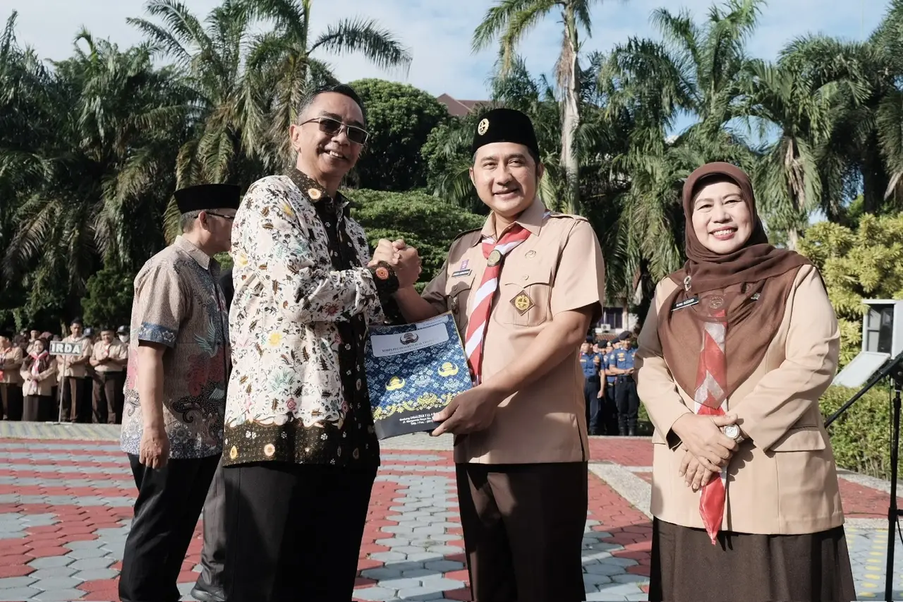 Lewat Apel Pagi Wakil Wali Kota Depok Serahkan SK Pensiun ASN