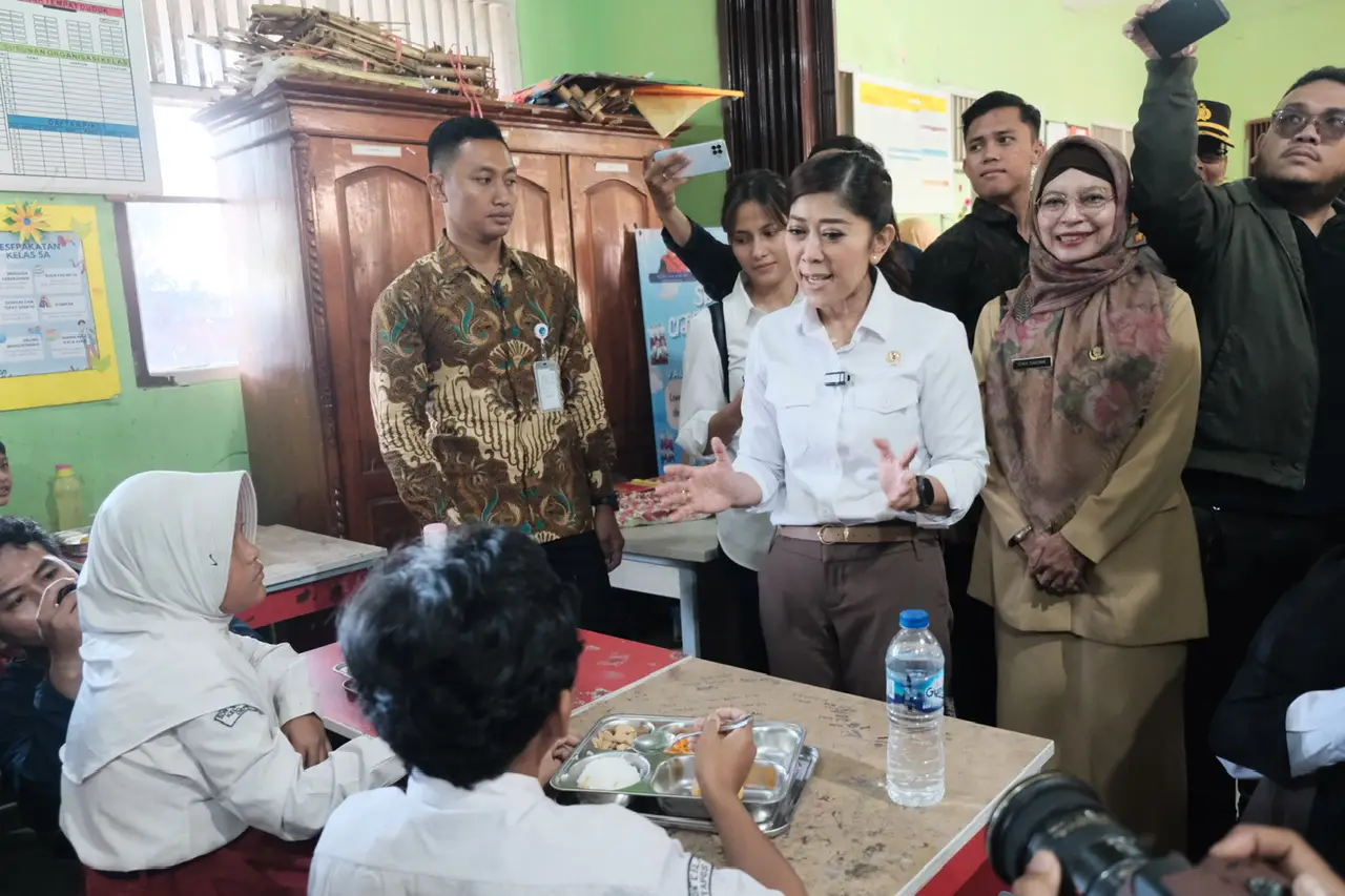 Menteri Komdigi Tinjau Program Makan Bergizi Gratis di SDN Cilangkap 5