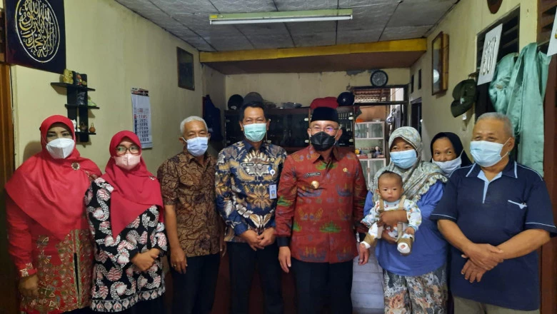Wali Kota Serahkan Bantuan Kepada Warga Penderita Kelainan Genetik di Kelurahan Tugu