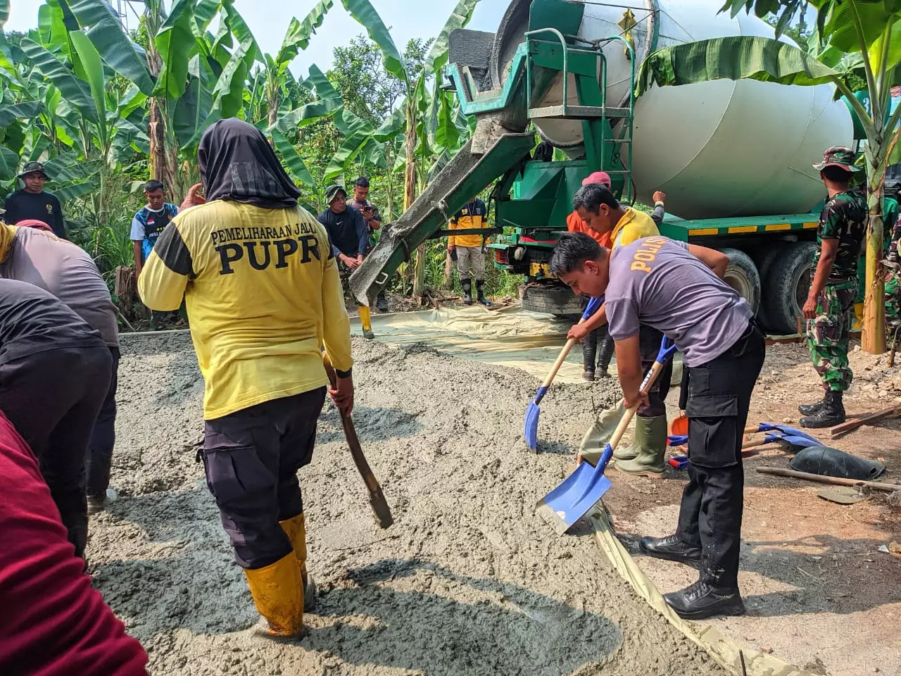 Jalan Kesadaran Pondok Petir Mulai Dicor, DPUPR Kirim Tiga Truk Molen
