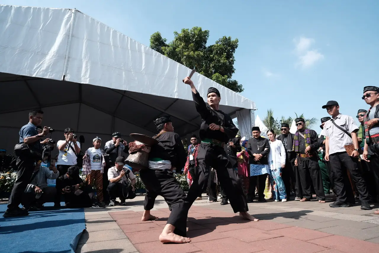 Hadiri Lebaran Depok 2025, Chandra Rahmansyah Disambut Tradisi Rebut Dandang dan Palang Pintu
