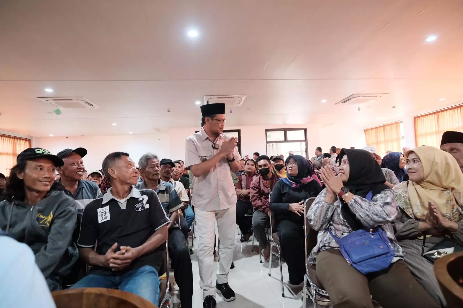 Momen Bang Imam Berikan Bansos KDS RTLH di Kecamatan Beji, Disambut Antusias Warga
